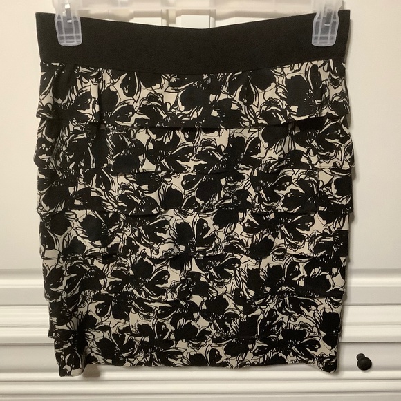 Alfani Dresses & Skirts - Alfani Floral Tiered Layered Ruffle Skirt Black White Floral PETITE size 8P